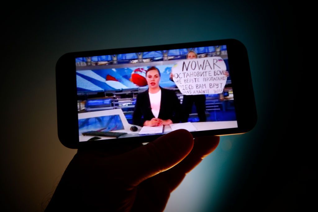 مارينا أوفسيانيكوفا.. من هي الصحفية الروسية التي عارضت بوتين على الهواء؟