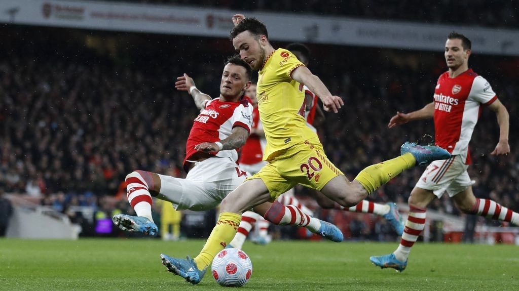 ليفربول يشعل الصراع على الدوري الإنجليزي بـ"ثنائية" في مرمى آرسنال