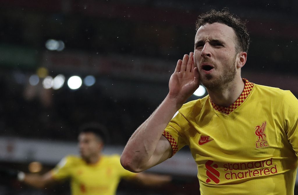 ليفربول يشعل الصراع على الدوري الإنجليزي بـ"ثنائية" في مرمى آرسنال