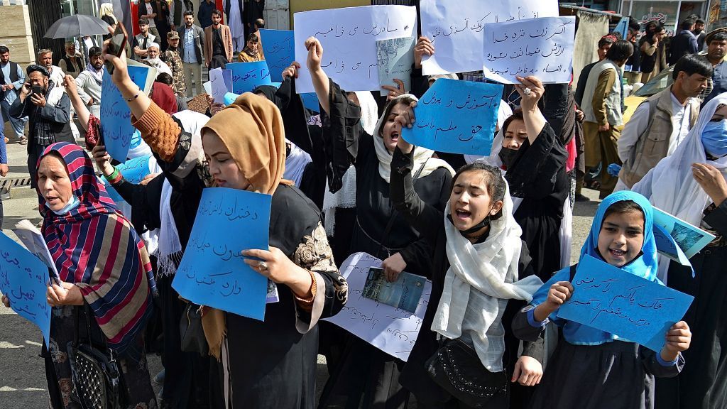 تظاهرات نسائية في أفغانستان للمطالبة بفتح المدارس 4 Afghan women and girls take part in a protest in front of the Ministry of Education in Kabul on March 26, 2022, demanding that high schools be reopened for girls. (Photo by Ahmad SAHEL ARMAN / AFP)