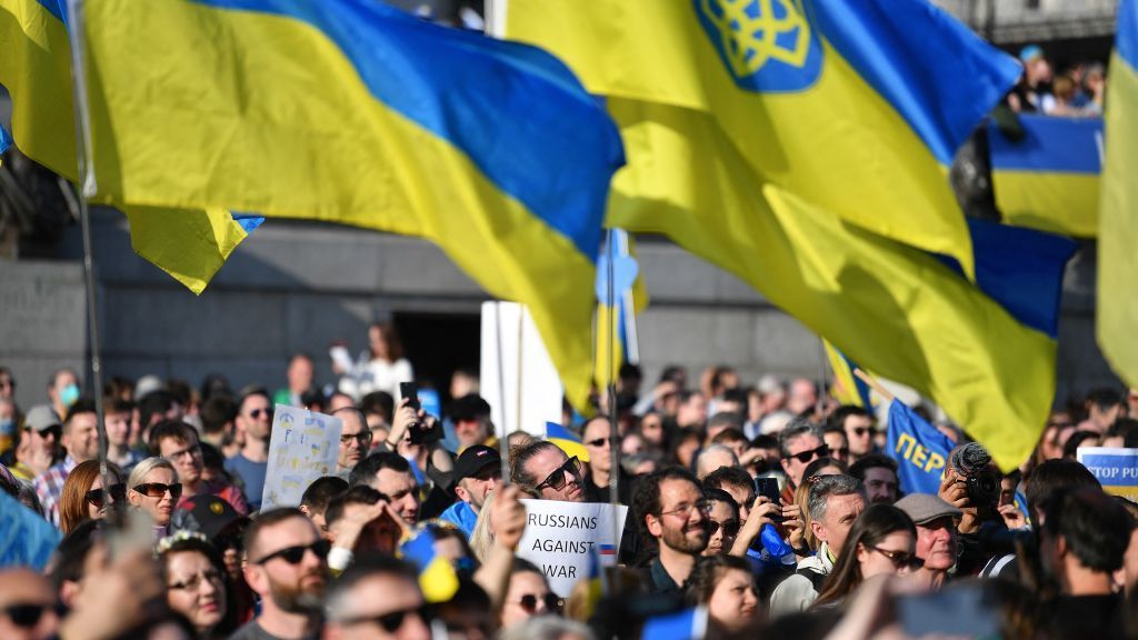 بالصور.. الآلاف يتظاهرون في لندن وبراغ ضد بوتين وجيشه 1 بالصور.. الآلاف يتظاهرون في لندن وبراغ ضد بوتين وجيشه
