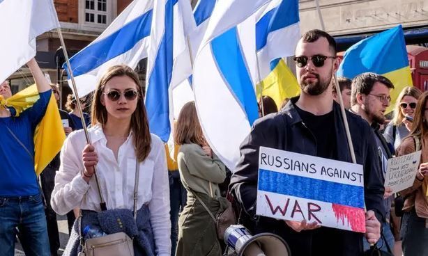 ما علاقة "فيليكي نوفغورود" بتغيير علم روسيا؟