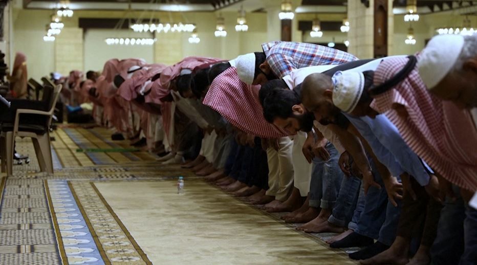 المصلون يتهافتون على المساجد في السعودية مع حلول رمضان ورفع قيود كورونا