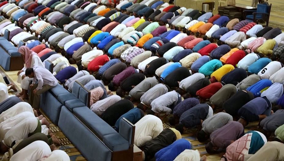 المصلون يتهافتون على المساجد في السعودية مع حلول رمضان ورفع قيود كورونا