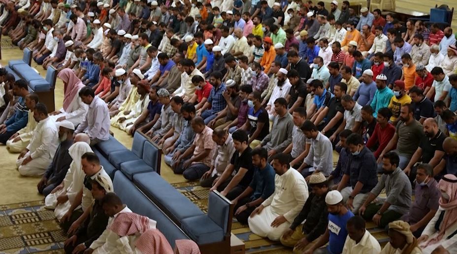 المصلون يتهافتون على المساجد في السعودية مع حلول رمضان ورفع قيود كورونا