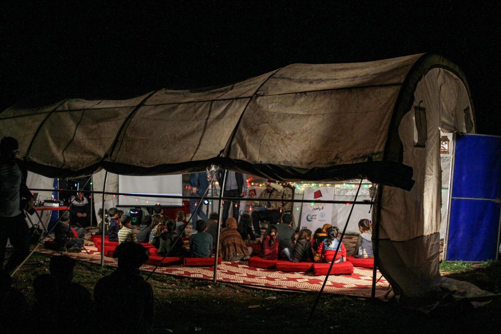 خيمة يلتقي فيها القاص حسين برتاوي، خلال شهر رمضان ، بالأطفال داخل مخيمات النازحين في إدلب، لكي يخبرهم قصصا مسلية ومفيدة.(أخبار الآن)