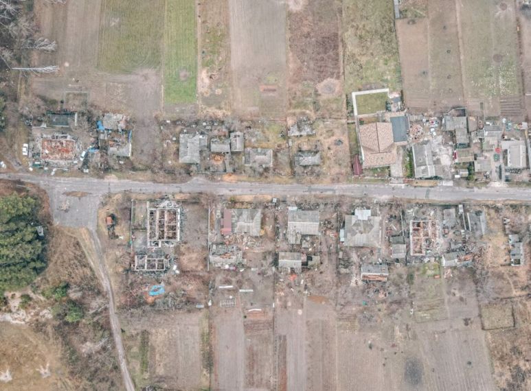 أوكرانيا.. مشاهد دمار ضخمة في محيط تشيرنيهيف بعد انسحاب القوات الروسية