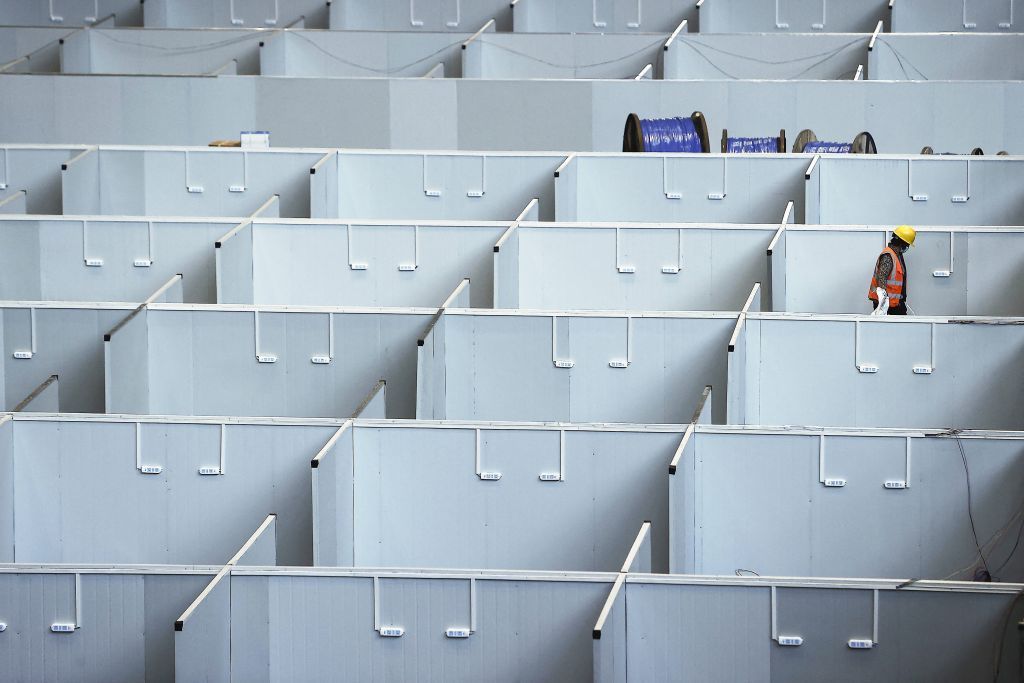 الملايين محاصرون في منازلهم.. شنغهاي تموت ببطء بسبب كورونا 2 الملايين محاضرون في منازلهم.. شنغهاي تموت بالبطيء بسبب كورونا