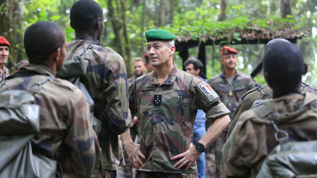 فرنسا تدعو القوات الإفريقية إلى محاربة داعش في منطقة الساحل