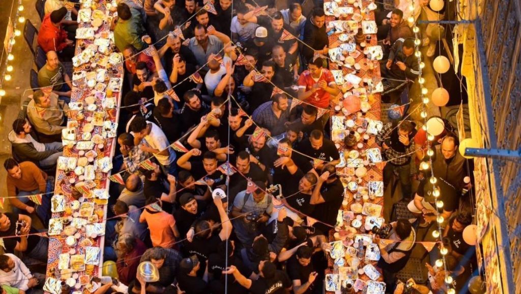 بالصور.. الآلاف في مأدبة إفطار جماعي في مصر
