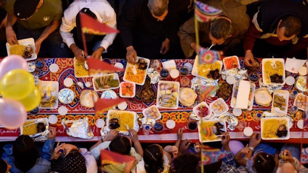 بالصور.. الآلاف في مأدبة إفطار جماعي في مصر