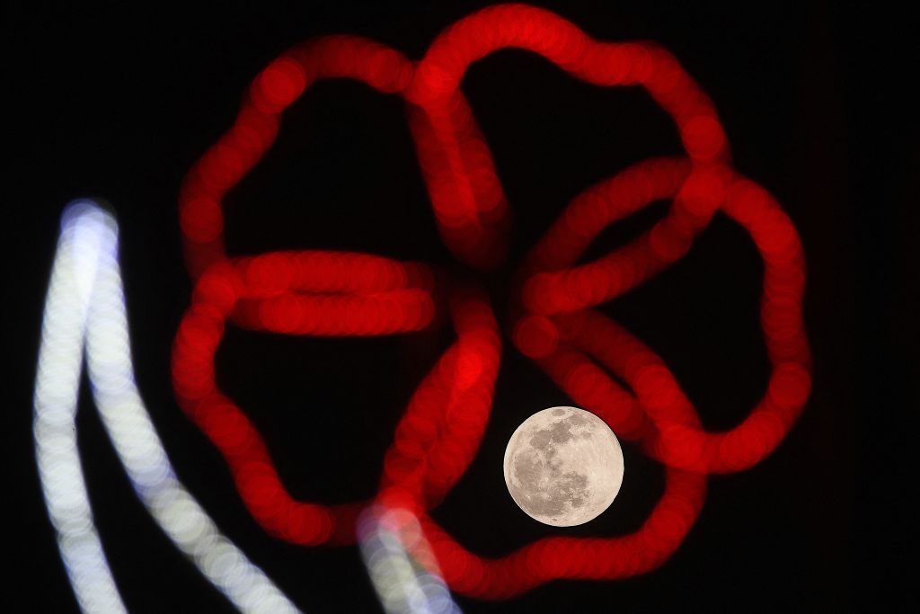 بالصور والفيديو.. القمر الوردي ظاهرة رائعة ينتظرها عشاق الفلك