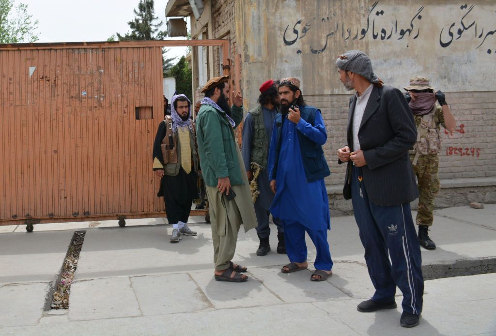 كيف يستفيد داعش من هزائم طالبان الأمنية في أفغانستان؟ 1 عناصر من طالبان يقفون أمام مدرسة عبد الرحيم شاهد، بعد وقوع 3 انفجارات أدت إلى سقوط 6 قتلى 11 إصابة على الأقل في كابول بحي شيعي. غيتي