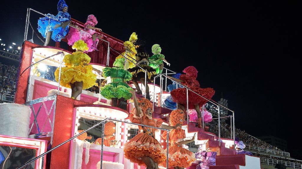 عودة الكرنفال.. السامبا تشعل ريو دي جانيرو مجددا