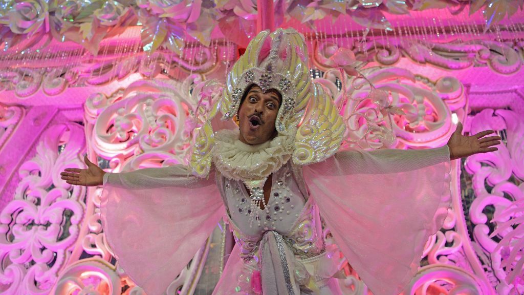 عودة الكرنفال.. السامبا تشعل ريو دي جانيرو مجددا