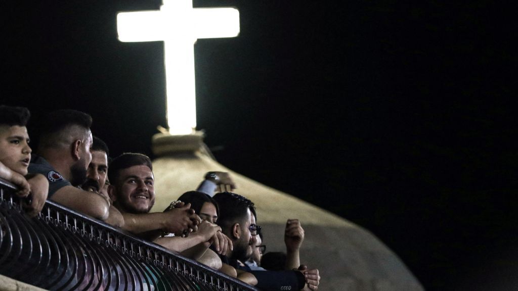 العراق.. بعشيقة تحتفي بشعلة النار المقدسة القادمة من القدس