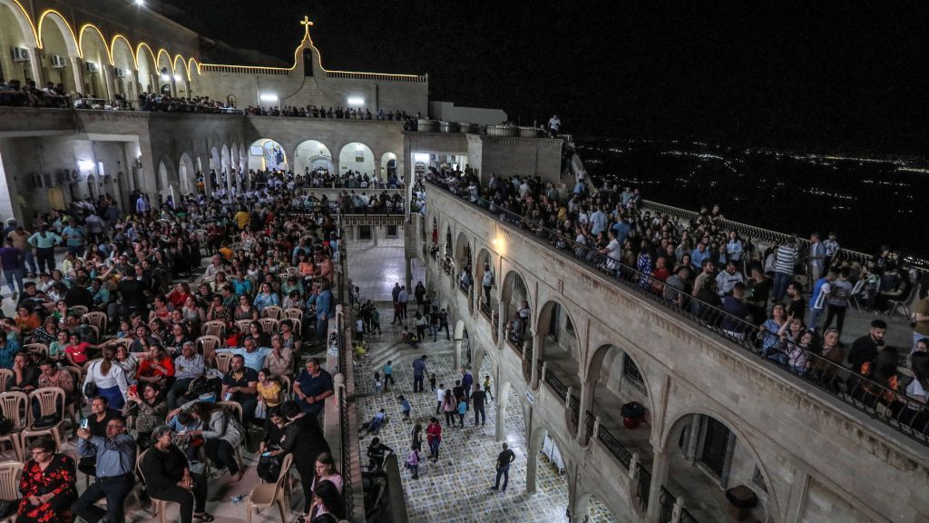 العراق.. بعشيقة تحتفي بشعلة النار المقدسة القادمة من القدس