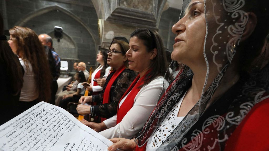 العراق.. بعشيقة تحتفي بشعلة النار المقدسة القادمة من القدس