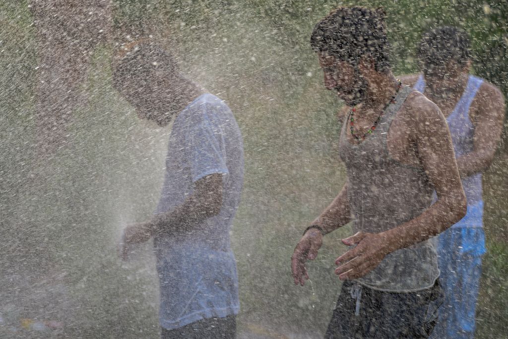 مسلمو الهند وباكستان يستقبلون العيد وسط موجة حرّ تاريخية