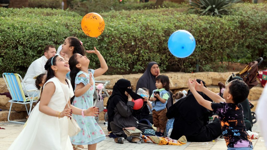 بالصور.. أجواء عيد الفطر تعود من جديد في مختلف دول العالم 5 بالصور.. أجواء عيد الفطر تعود من جديد في مختلف دول العالم