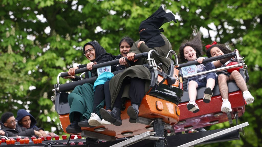 بالصور.. أجواء عيد الفطر تعود من جديد في مختلف دول العالم 7 بالصور.. أجواء عيد الفطر تعود من جديد في مختلف دول العالم