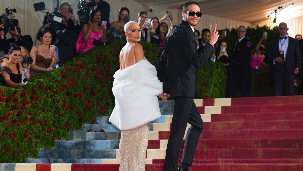 بالصور.. كيم كاردشيان تخطف الأنظار بفستان مميز 2 بالصور.. كيم كاردشيان تخطف الأنظار بفستان مميز