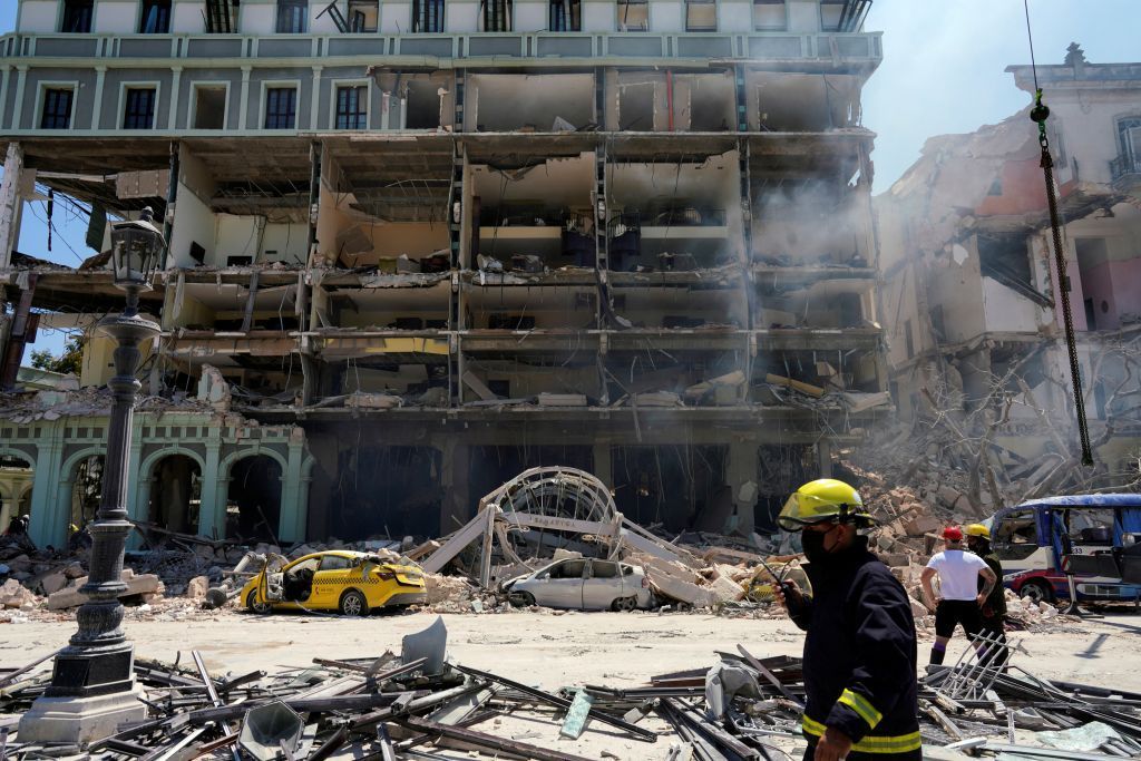 (صور) دمار كبير بعد الانفجار "الرهيب" في فندق بهافانا.. وحصلية القتلى في ارتفاع 3 رجل إطفاء يسير بجوار السيارات المدمرة والحطام بعد انفجار ضرب فندق ساراتوغا في هافانا ، كوبا ، 6 مايو ، 2022. رويترز