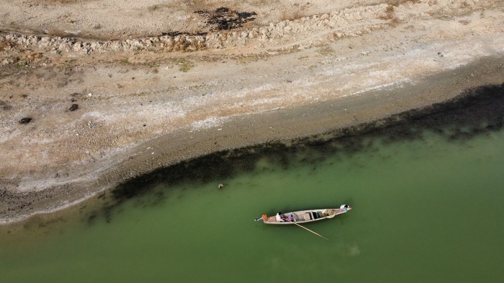 العراق يتهم إيران بقطع المياه عن أراضيه بشكل كامل