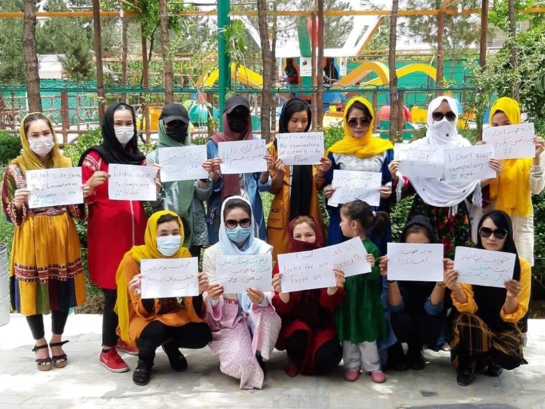 نساء أفغانيات يتظاهرن ضد قرار طالبان فرض ارتداء البرقع 1 نساء أفغانيات يتظاهرن ضد قرار طالبان فرض ارتداء البرقع