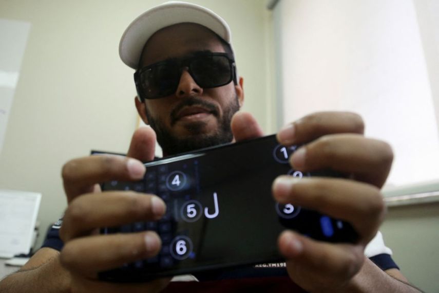 السعودية.. تطبيق يساعد المكفوفين على التجول في أروقة المستشفيات