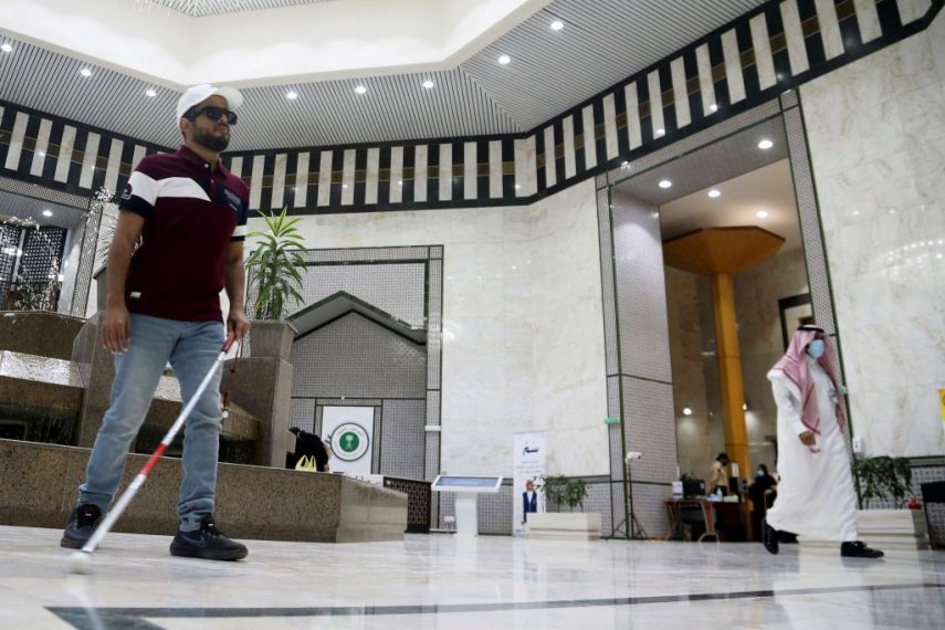 السعودية.. تطبيق يساعد المكفوفين على التجول في أروقة المستشفيات