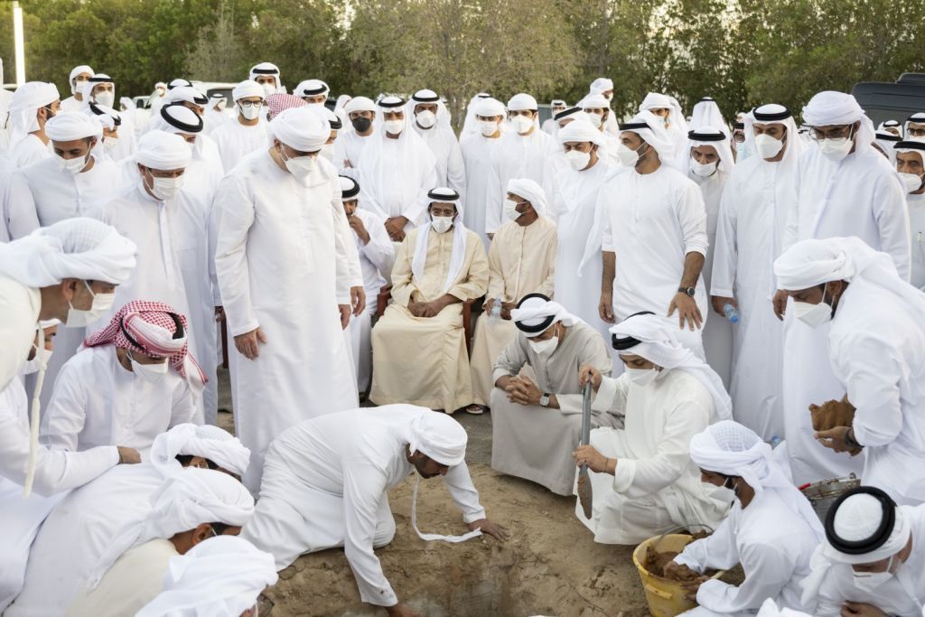 الشيوخ يشيعون جثمان الشيخ خليفة إلى مثواه الأخير ووري في مقبرة البطين في أبوظبي. (وام)