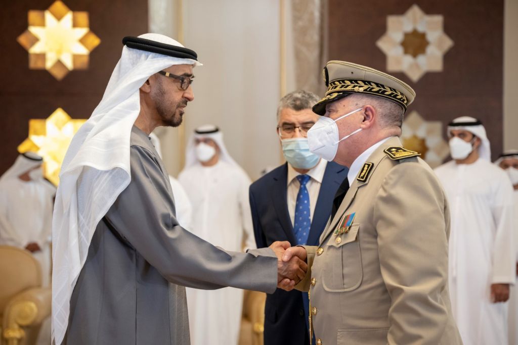 محمد بن زايد يتلقى العزاء في فقيد العروبة الشيخ خليفة بن زايد