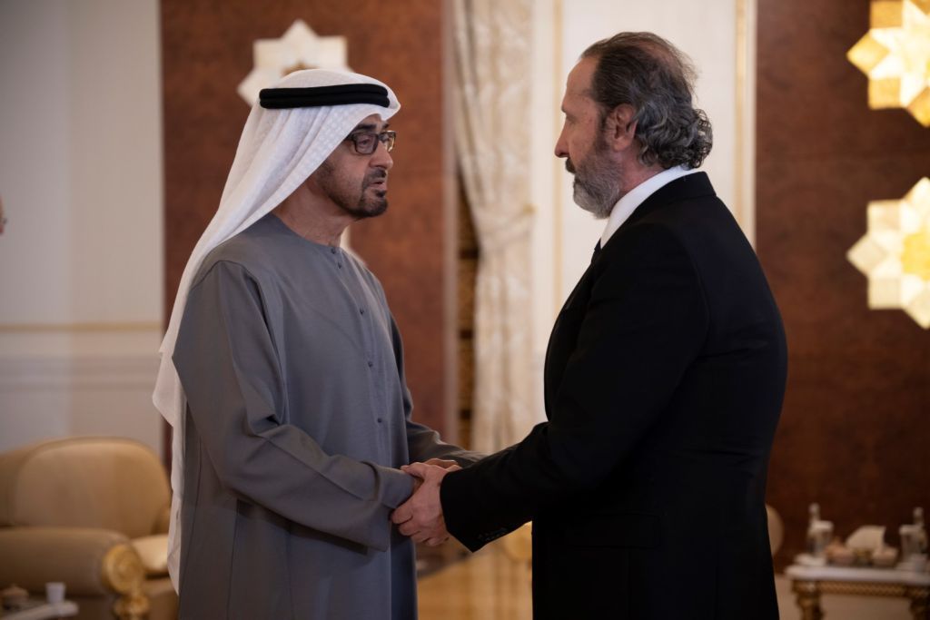 محمد بن زايد يتلقى العزاء في فقيد العروبة الشيخ خليفة بن زايد