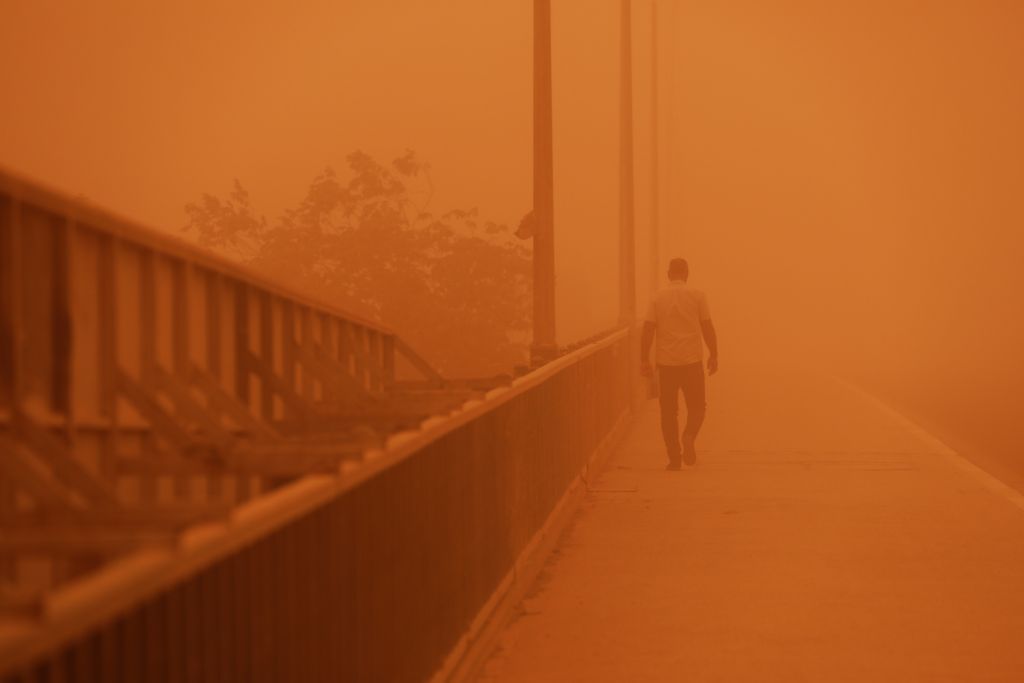 بالصور..العراق يرتدي اللون البرتقالي بسبب عاصفة ترابية 1 بالصور..العراق يرتدي اللون البرتقالي بسبب عاصفة ترابية