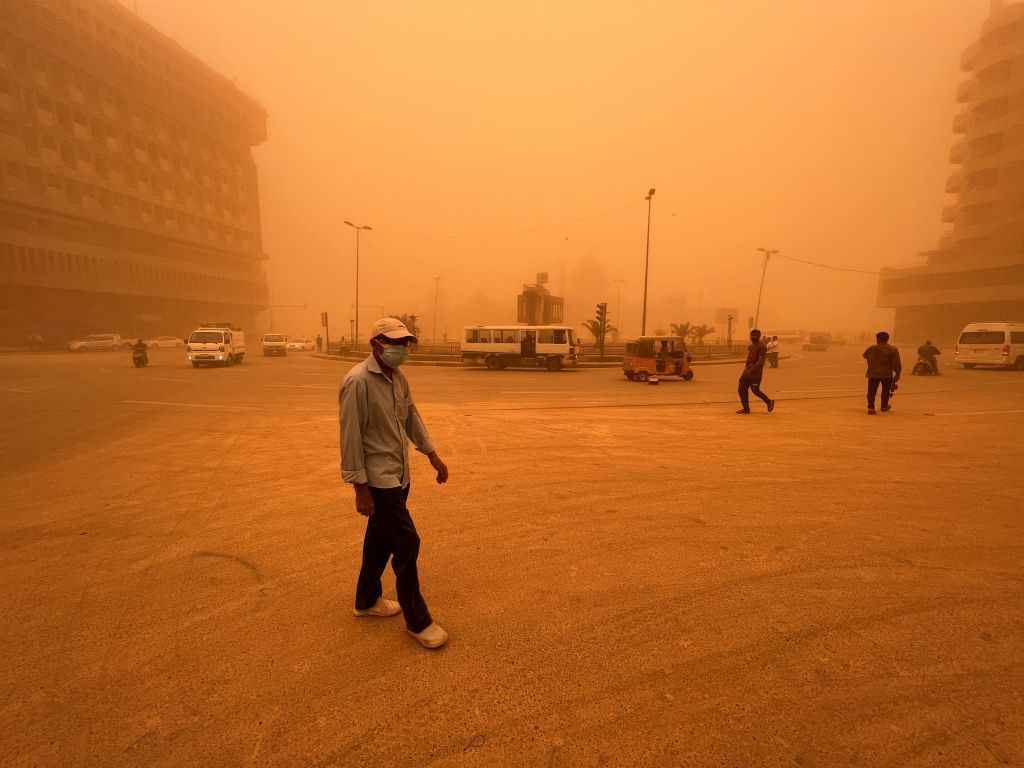 بالصور..العراق يرتدي اللون البرتقالي بسبب عاصفة ترابية 3 بالصور..العراق يرتدي اللون البرتقالي بسبب عاصفة ترابية