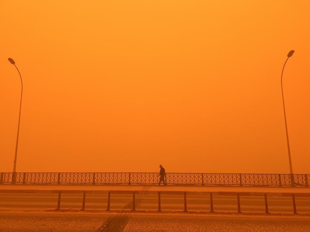 بالصور..العراق يرتدي اللون البرتقالي بسبب عاصفة ترابية 4 بالصور..العراق يرتدي اللون البرتقالي بسبب عاصفة ترابية