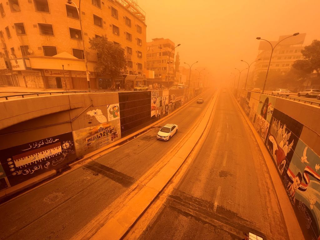 بالصور..العراق يرتدي اللون البرتقالي بسبب عاصفة ترابية 5 بالصور..العراق يرتدي اللون البرتقالي بسبب عاصفة ترابية
