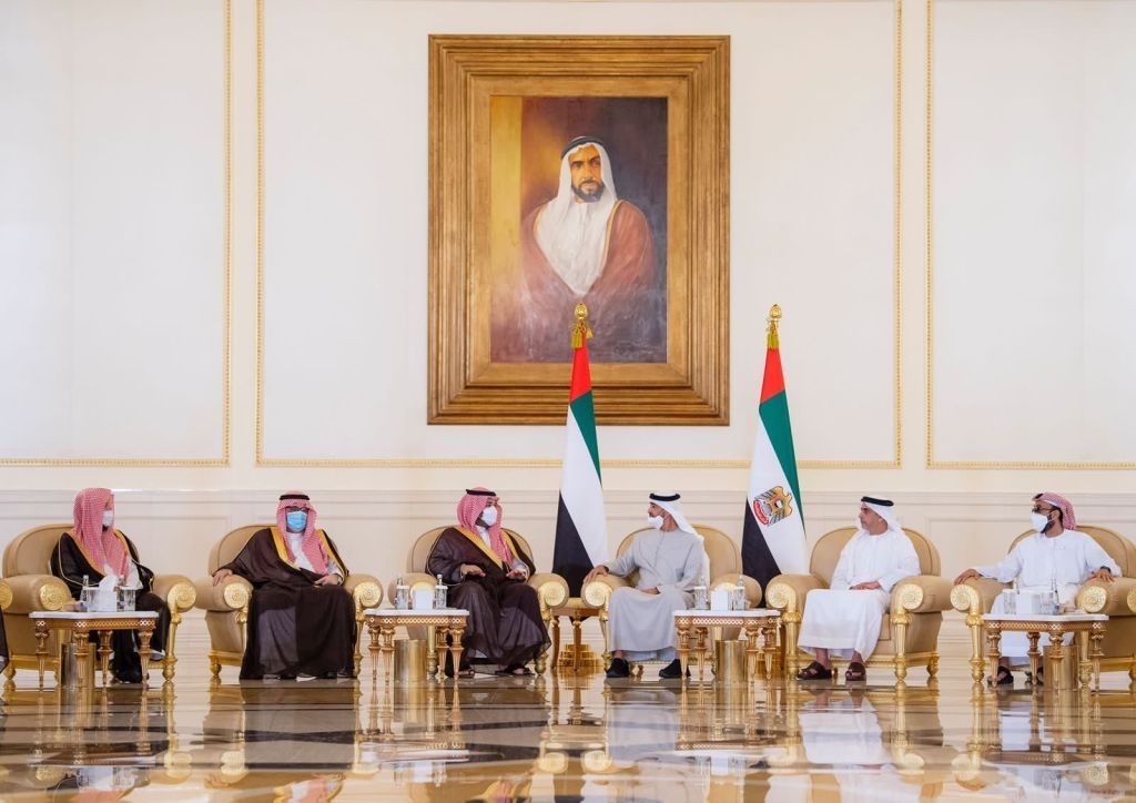 بالصور.. ولي العهد السعودي يقدم واجب العزاء لرئيس دولة الإمارات في وفاة الشيخ خليفة