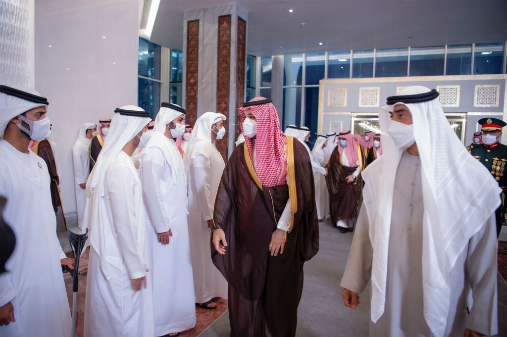 بالصور.. ولي العهد السعودي يقدم واجب العزاء لرئيس دولة الإمارات في وفاة الشيخ خليفة