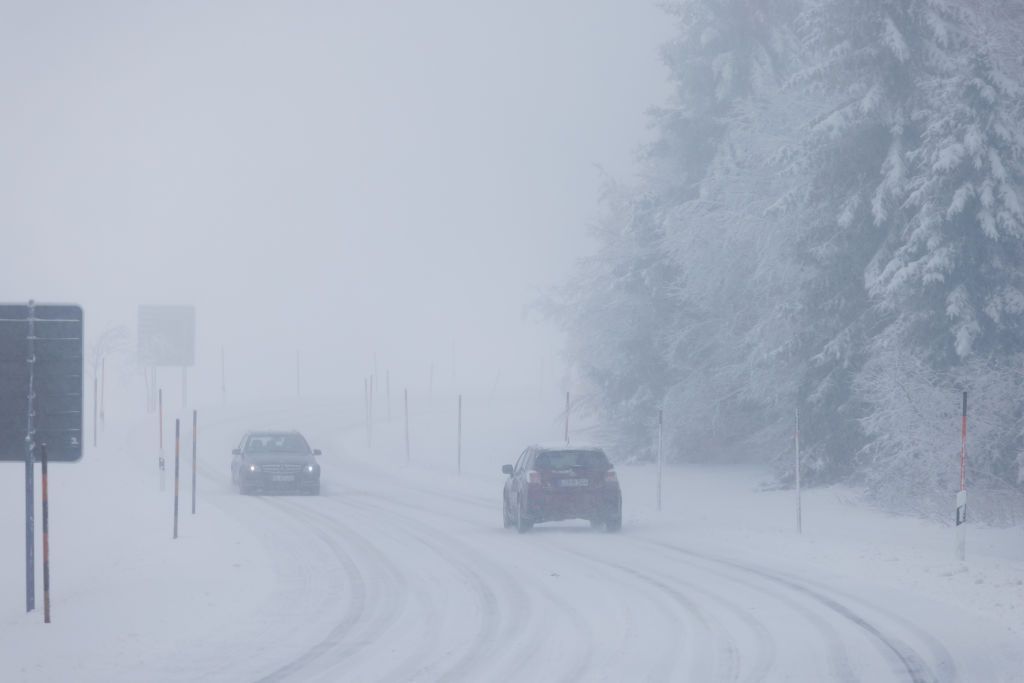 نصائح ذهبية لـ "قيادة السيارة" بأمان واحترافية في مختلف الأحوال الجوية السيئة