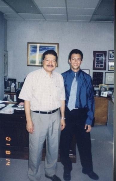 من المصري الذي ترك العمل في فيسبوك وغوغل ليصبح "حانوتي"؟