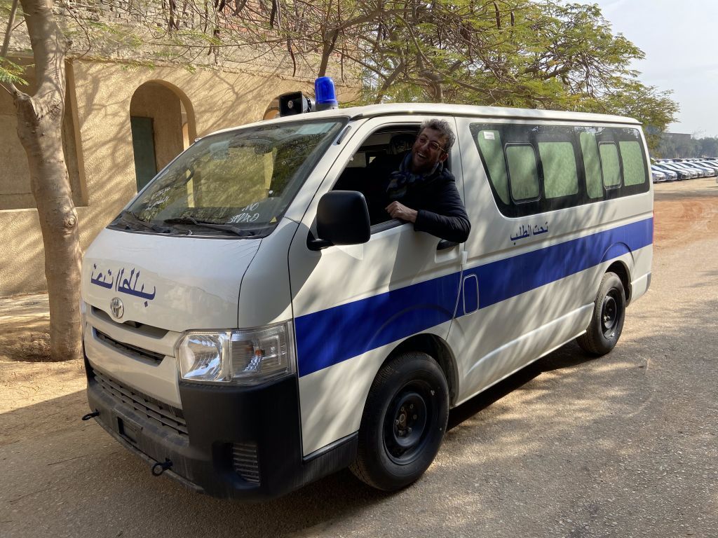 من المصري الذي ترك العمل في فيسبوك وغوغل ليصبح "حانوتي"؟