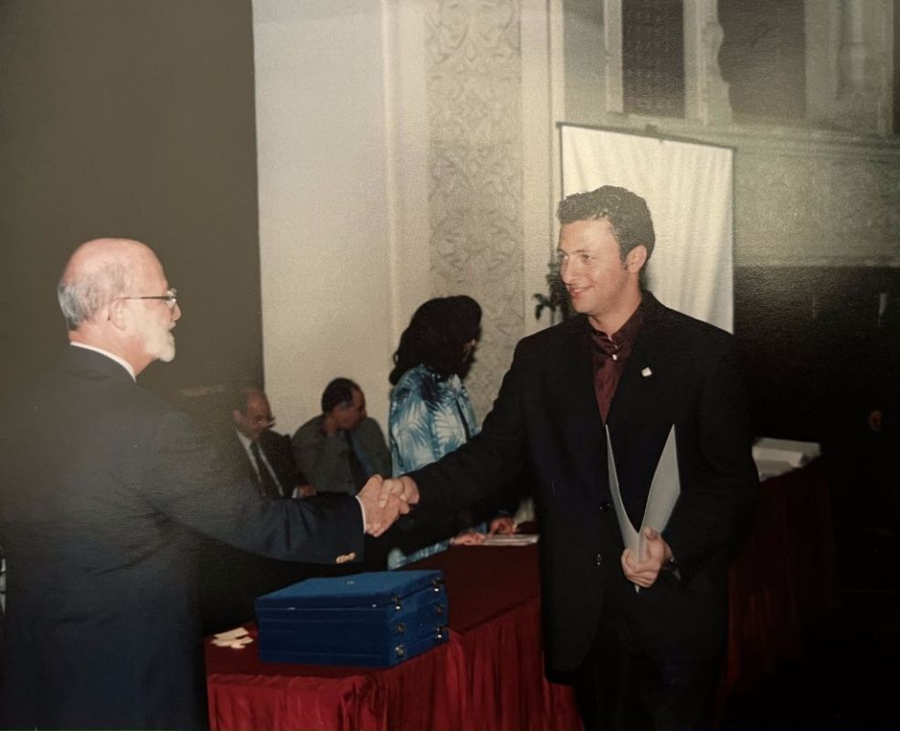 من المصري الذي ترك العمل في فيسبوك وغوغل ليصبح "حانوتي"؟