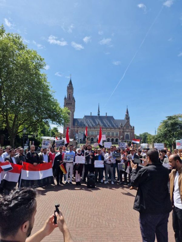 وقفة احتجاجية أمام محكمة العدل الدولية للمطالبة برفع الحصار عن تعز 1 نفذ عشرات الصحفيين والناشطين اليمنيين، وقفة احتجاجية أمام محكمة العدل الدولية في مدينة لاهاي، بهولندا، للتنديد بالحصار الذي تفرضه ميليشيا الحوثي، على محافظة تعز للعام الثامن على التوالي.