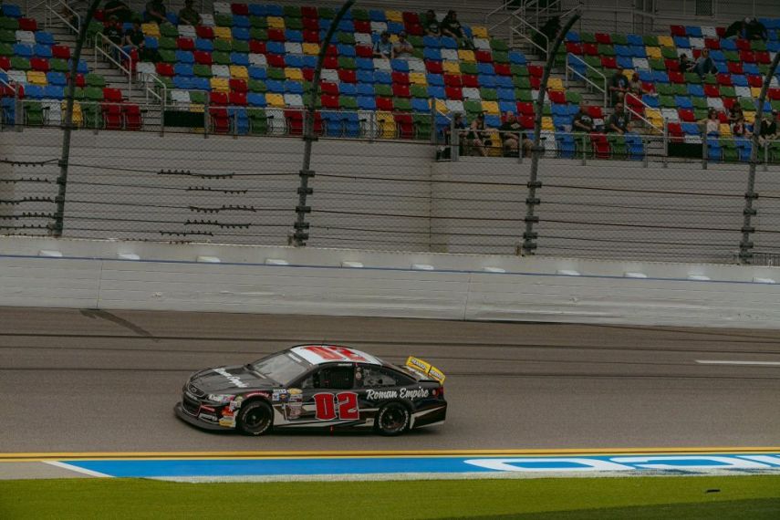 فلوريدا.. أول سائقة أمريكية عربية تنافس في سباقات ناسكار