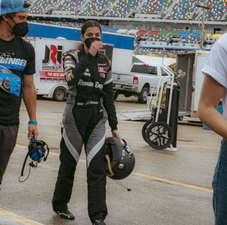 فلوريدا.. أول سائقة أمريكية عربية تنافس في سباقات ناسكار