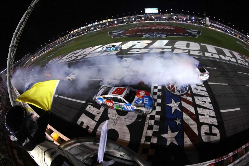 فلوريدا.. أول سائقة أمريكية عربية تنافس في سباقات ناسكار