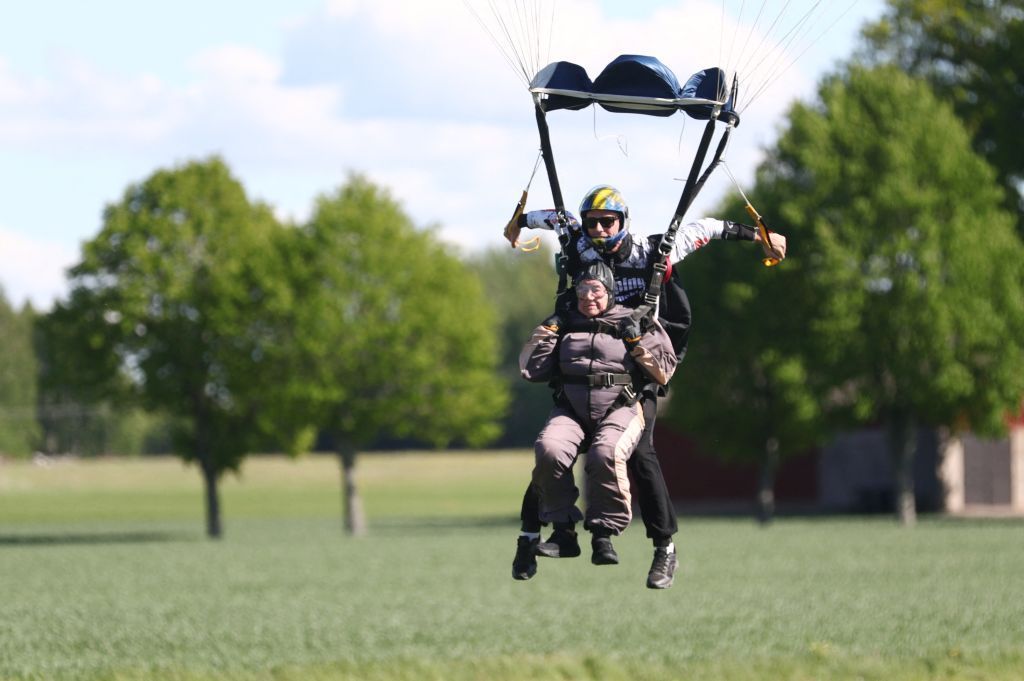 جدة سويدية في سن 103 أعوام تحطم الرقم القياسي لـ "القفز بالمظلة"