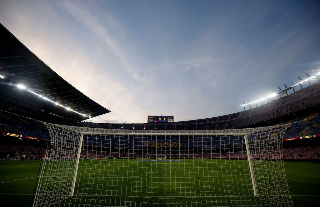 تجربة استثنائية.. كيف تلعب مباراة كرة قدم على ملعب كامب نو؟